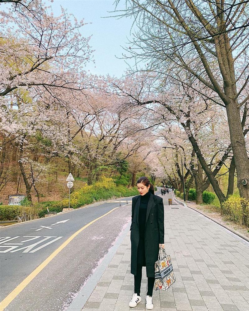 Lần hiếm hoi Tăng Thanh Hà mặc áo hai dây sexy khoe vòng 1 hững hờ-8