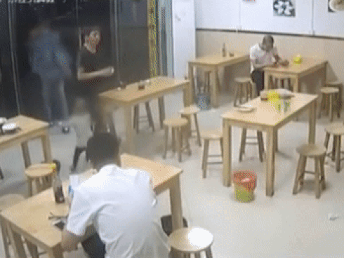 Clip: Chết cười xem ông bố giúp con thực hiện ước mơ làm siêu nhân nhện-2