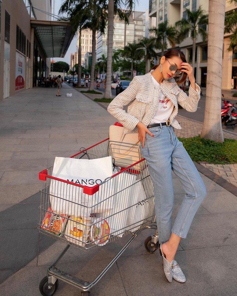 Nắng nóng đỉnh điểm, Đào Bá Lộc và Elly Trần đồng loạt khoe da thịt, Ngọc Trinh lăng-xê quần tập bó sát ra phố-11