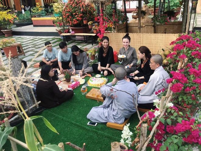 Không còn nghiện khoe thân, Angela Phương Trinh tuổi 24 đẹp nền nã trong bộ đồ phật tử-10