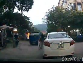CLIP TỰ NHIÊN NHƯ RUỒI: Cô gái dừng xe giữa ngã ba đường để vào mua trà sữa CLIP TỰ NHIÊN NHƯ RUỒI: Cô gái dừng xe giữa ngã ba đường để vào mua trà sữa