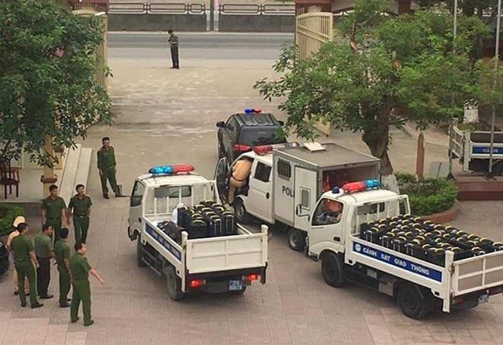 Cả đoàn xe cảnh sát giao thông chở tang vật gần tấn ma túy ở Nghệ An-11