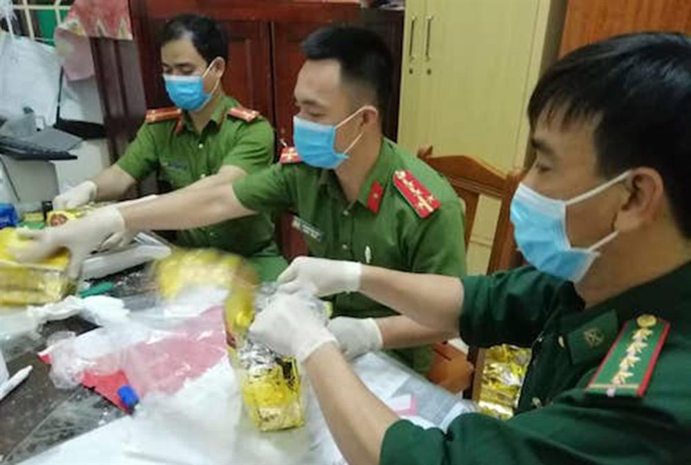 Cả đoàn xe cảnh sát giao thông chở tang vật gần tấn ma túy ở Nghệ An-8