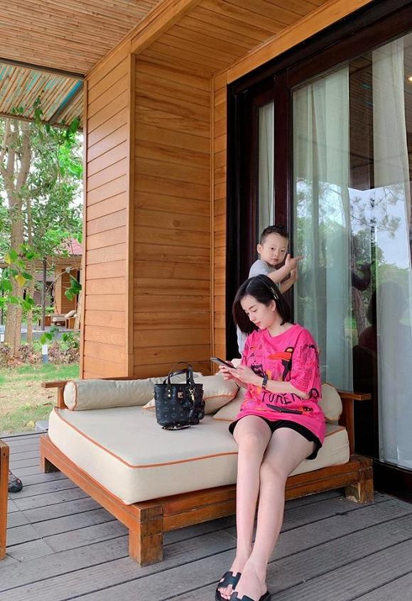 Chỉ là chụp ảnh đi nghỉ dưỡng thôi nhưng mẹ con Ly Kute lại mỗi người một vẻ như sắp sửa được lên bìa tạp chí-6