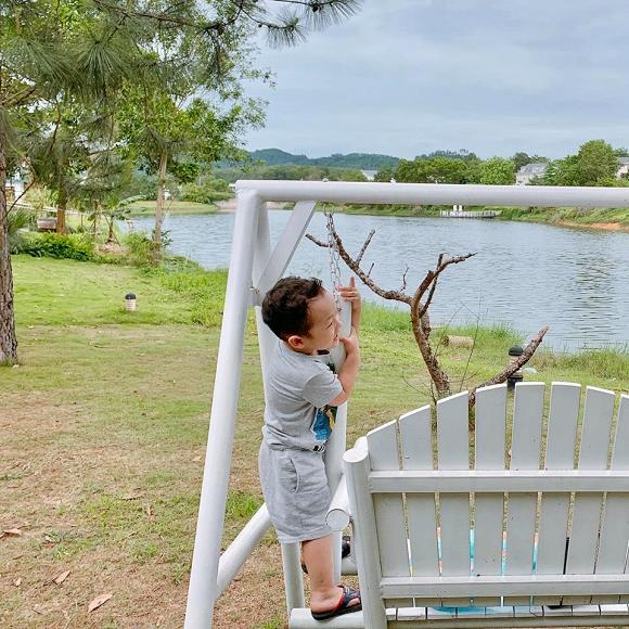 Chỉ là chụp ảnh đi nghỉ dưỡng thôi nhưng mẹ con Ly Kute lại mỗi người một vẻ như sắp sửa được lên bìa tạp chí-3