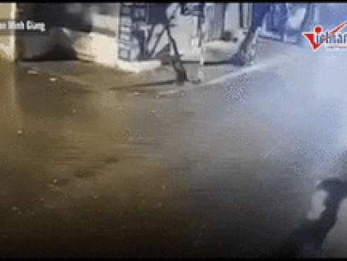 Phát sốt nhìn 4 du khách nước ngoài cởi trần phơi nắng giữa trưa nóng hơn 40 độ ở Hà Nội-5