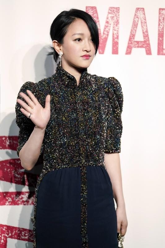 THẢM ĐỎ THỜI TRANG: Địch Lệ Nhiệt Ba gầy hốc hác, kém sắc hơn hẳn Châu Tấn-3