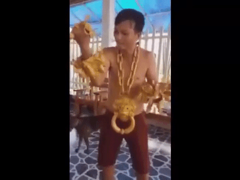 Người đàn ông gây sốt với cặp vòng tay hình 12 con giáp cùng nhiều trang sức khủng làm từ... vàng Người đàn ông gây sốt với cặp vòng tay hình 12 con giáp cùng nhiều trang sức khủng làm từ... vàng