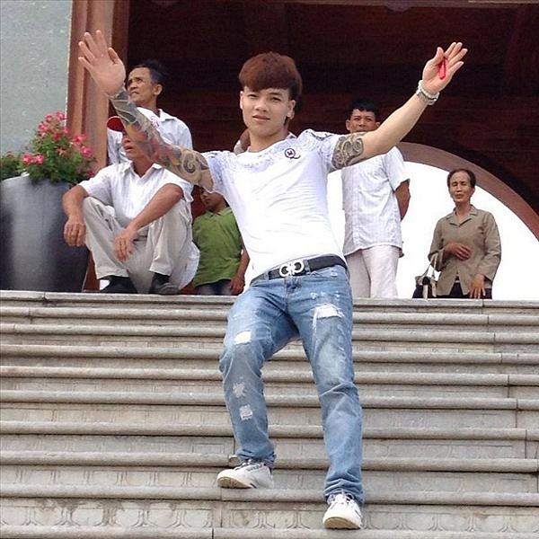 Shop quần áo của Khá Bảnh tuyệt nhiên vắng khách, ế sưng sỉa dù đại hạ giá sau khi chủ nhân xộ khám-1