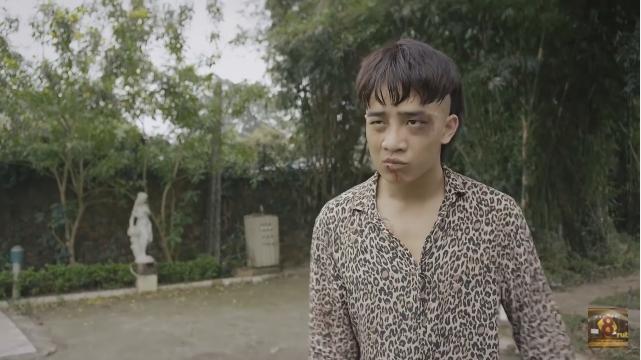 Clip: Hoàng Thùy Linh bị giang hồ giống Khá Bảnh truy đuổi-1