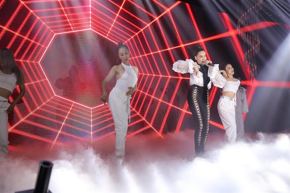 Hồ Ngọc Hà gây sốc khi biểu diễn với quần đan dây hở cả xương chậu trên sân khấu-1