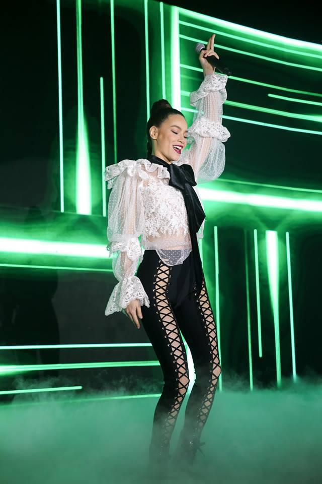 Hồ Ngọc Hà mặc quần đan dây phản cảm - HHen Niê diêm dúa lọt top SAO MẶC XẤU-1