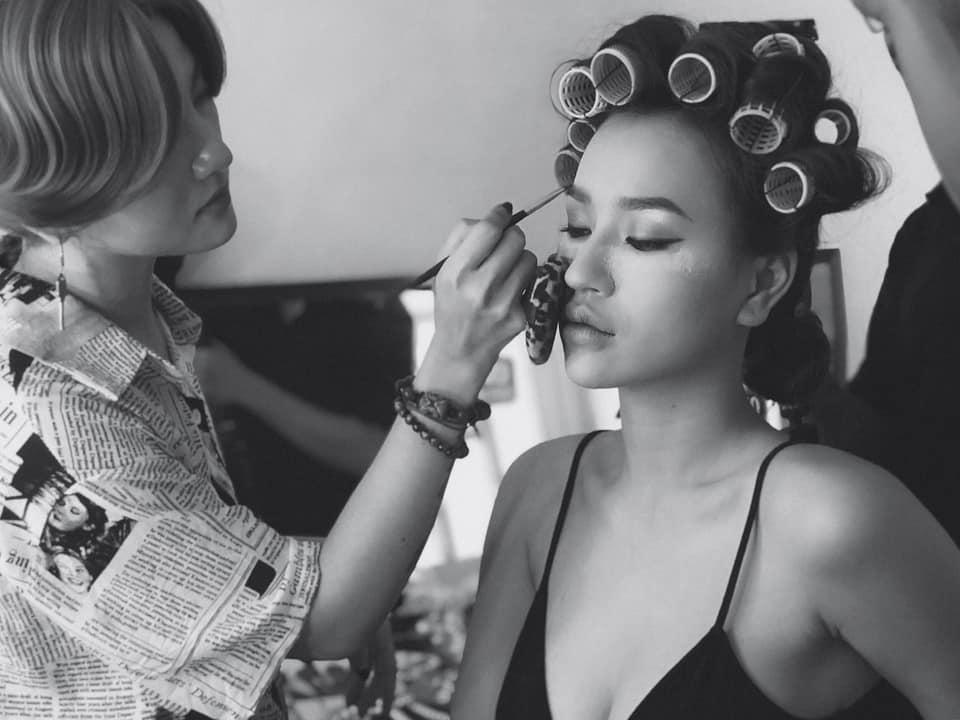 Bà Tưng cưa sừng làm nghé khi điệu đà cài nơ trên đầu rồi trổ tài catwalk-1