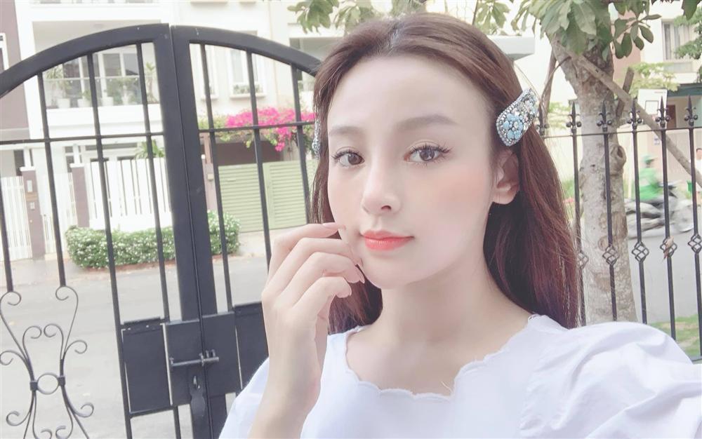 Bà Tưng cưa sừng làm nghé khi điệu đà cài nơ trên đầu rồi trổ tài catwalk-9