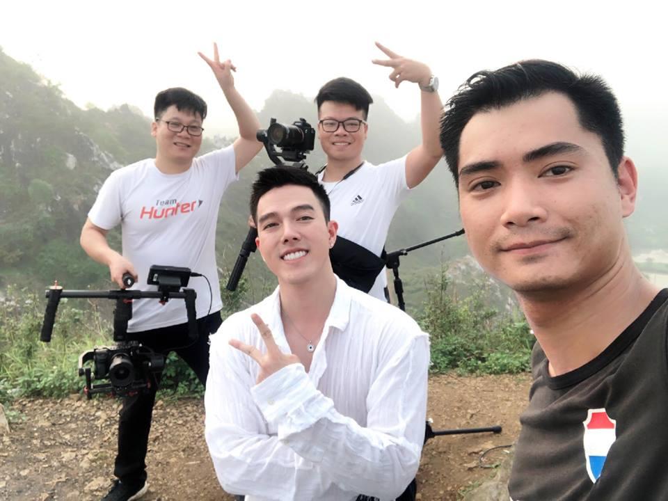 Bà Tưng cưa sừng làm nghé khi điệu đà cài nơ trên đầu rồi trổ tài catwalk-5