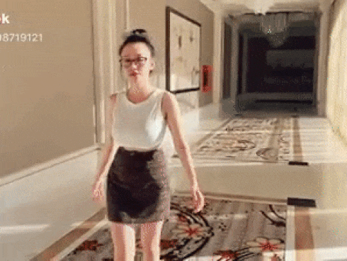 Bà Tưng 'cưa sừng làm nghé' khi điệu đà cài nơ trên đầu rồi trổ tài catwalk Bà Tưng 'cưa sừng làm nghé' khi điệu đà cài nơ trên đầu rồi trổ tài catwalk