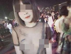 Mặc áo ren không nội y ra đường còn chụp ảnh đăng Facebook, gái xinh bị ném đá 'không trượt phát nào' Mặc áo ren không nội y ra đường còn chụp ảnh đăng Facebook, gái xinh bị ném đá 'không trượt phát nào'
