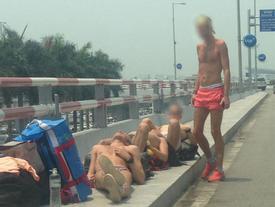 'Phát sốt' nhìn 4 du khách nước ngoài cởi trần phơi nắng giữa trưa nóng hơn 40 độ ở Hà Nội 'Phát sốt' nhìn 4 du khách nước ngoài cởi trần phơi nắng giữa trưa nóng hơn 40 độ ở Hà Nội