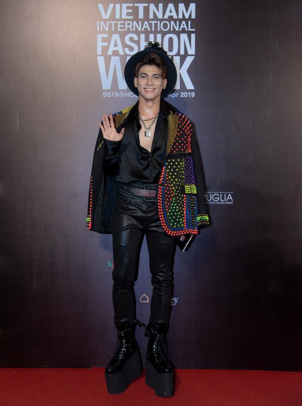 Hồ Ngọc Hà mặc quần đan dây phản cảm - HHen Niê diêm dúa lọt top SAO MẶC XẤU-5