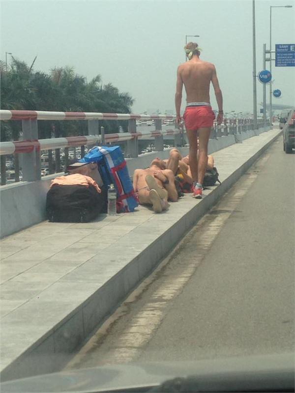 Phát sốt nhìn 4 du khách nước ngoài cởi trần phơi nắng giữa trưa nóng hơn 40 độ ở Hà Nội-2
