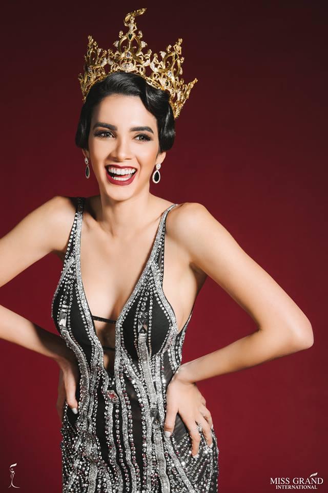 Hoa hậu cười vào mặt Phương Khánh khoe vẻ đẹp hoàn hảo khó cưỡng trong bộ ảnh mới-2