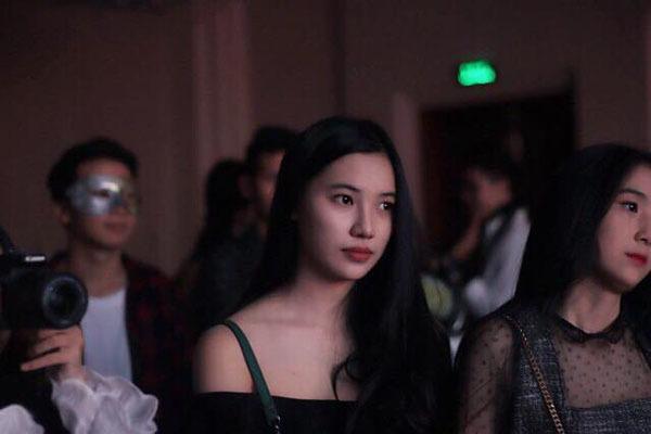 Cô gái vừa nhận vương miện hoa khôi, 10 đại gia rủ đi chơi, mua sắm-1