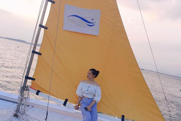 Cô gái vừa nhận vương miện hoa khôi, 10 đại gia rủ đi chơi, mua sắm-2