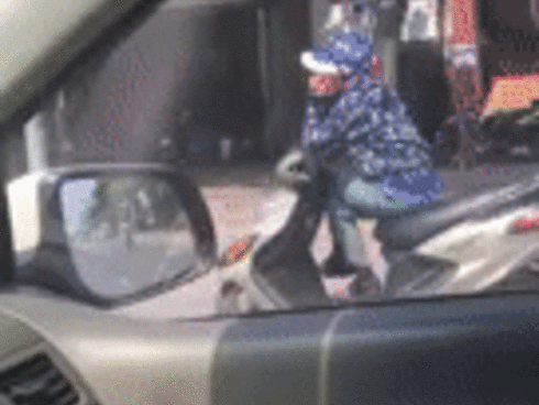 CLIP HOT: Nắng nóng phát rồ, cô gái cởi hết đồ chỉ mặc nội y đứng uốn éo trong phòng-2