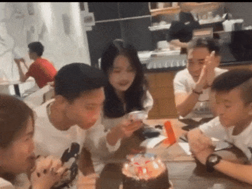 Có tâm phải như Quang Hải: Sinh nhật Văn Hậu mà thổi nến nhiệt tình hơn cả nhân vật chính Có tâm phải như Quang Hải: Sinh nhật Văn Hậu mà thổi nến nhiệt tình hơn cả nhân vật chính