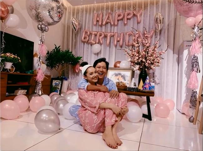 Rò rỉ hình ảnh tiệc sinh nhật Trường Giang: Danh hài ôm hôn, bế bổng Nhã Phương vô cùng hạnh phúc-1