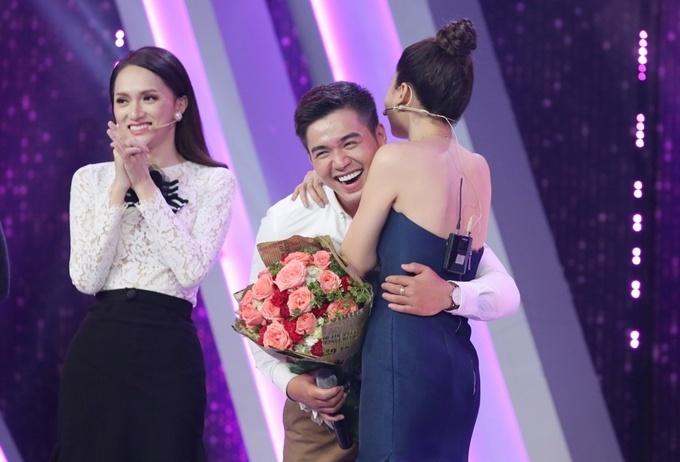 Đi mai mối mà Hương Giang mặc đẹp lấn át, có phải muốn hút hết trai đẹp hay không?-11