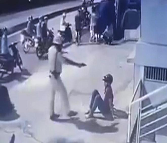 Ý kiến trái chiều vụ CSGT đá vào mặt 2 thanh niên ở Sài Gòn-1