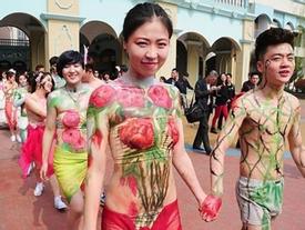 Cay đắng cuộc sống của gái trẻ làm mẫu vẽ sơn nghệ thuật Cay đắng cuộc sống của gái trẻ làm mẫu vẽ sơn nghệ thuật