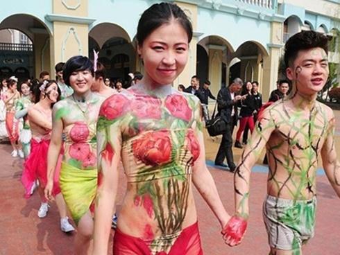 Cay đắng cuộc sống của gái trẻ làm mẫu vẽ sơn nghệ thuật