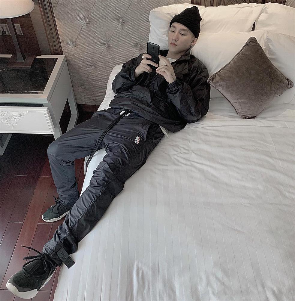 Hoàng Thùy Linh ăn uống vội vàng ở hậu trường khi tái xuất phim truyền hình sau 12 năm vắng bóng-9