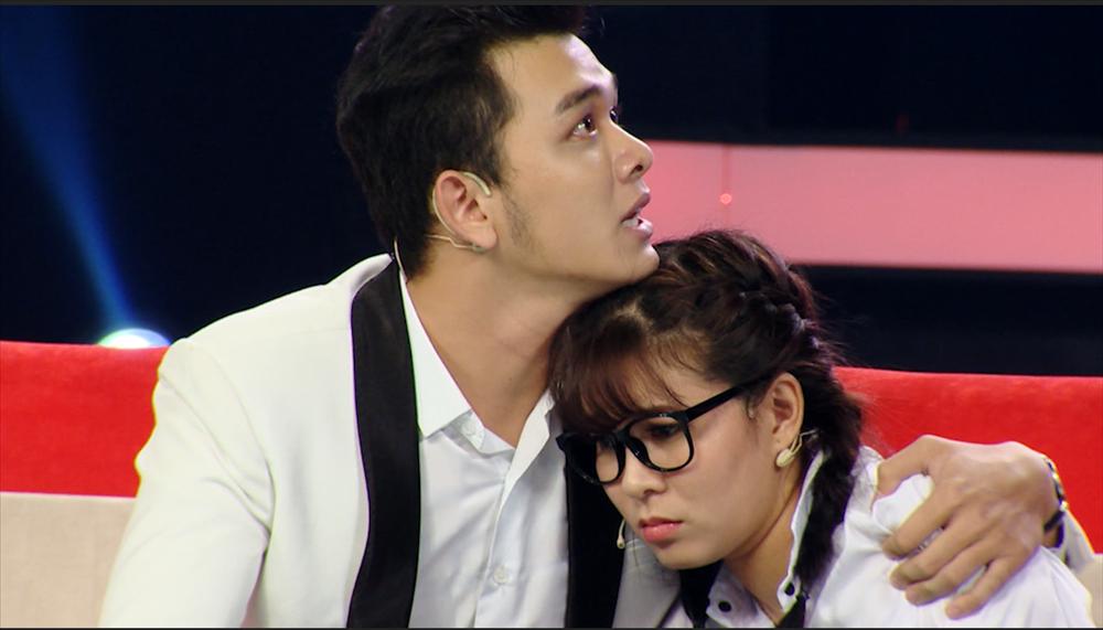 Khuyên bé gái 14 tuổi bị thầy giáo xâm hại nên giữ lại thai nhi 2 tháng, trai đẹp bị giám khảo chỉnh ngay trên sóng truyền hình-2