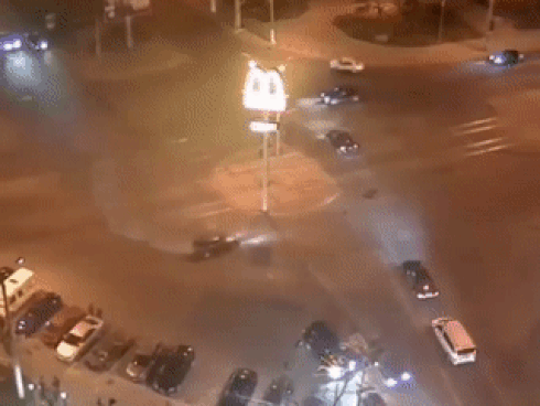 Chuyển tài xế này đi đóng phim hành động Mỹ ngay, drift 360 độ cực điêu luyện quanh bùng binh-1