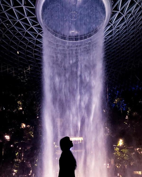 Du khách hào hứng check-in bên thác nước ở sân bay Changi-4