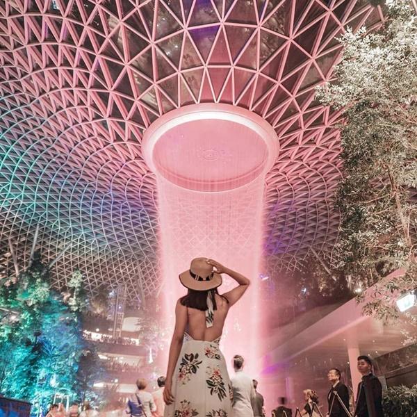 Du khách hào hứng check-in bên thác nước ở sân bay Changi-9