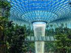 Du khách hào hứng check-in bên thác nước ở sân bay Changi