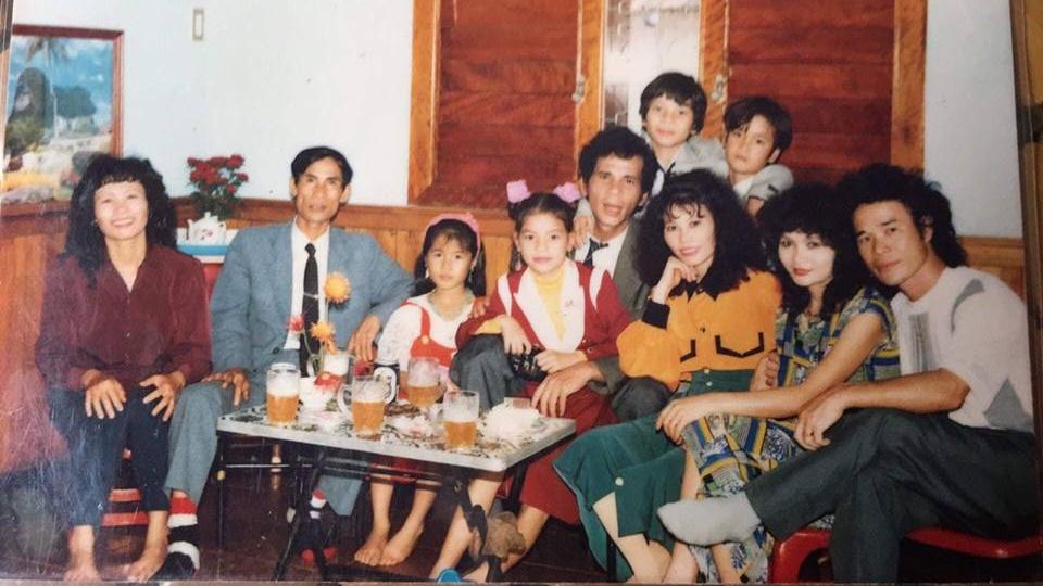 Khoe ảnh con gái gần 30 năm trước, mẹ Hồ Ngọc Hà tự hào khen: Từ nhỏ mặt cô ấy đã sáng rồi-1