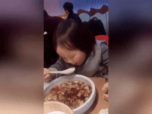 Vừa xúc đồ ăn lại có biểu cảm siêu đáng yêu, bé gái 'gây nghiện' người xem ngay từ những giây đầu tiên Vừa xúc đồ ăn lại có biểu cảm siêu đáng yêu, bé gái 'gây nghiện' người xem ngay từ những giây đầu tiên