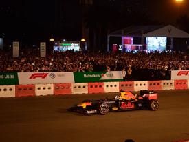 Tay đua F1 cùng DJ quốc tế ‘khuấy động’ sân Mỹ Đình Tay đua F1 cùng DJ quốc tế ‘khuấy động’ sân Mỹ Đình