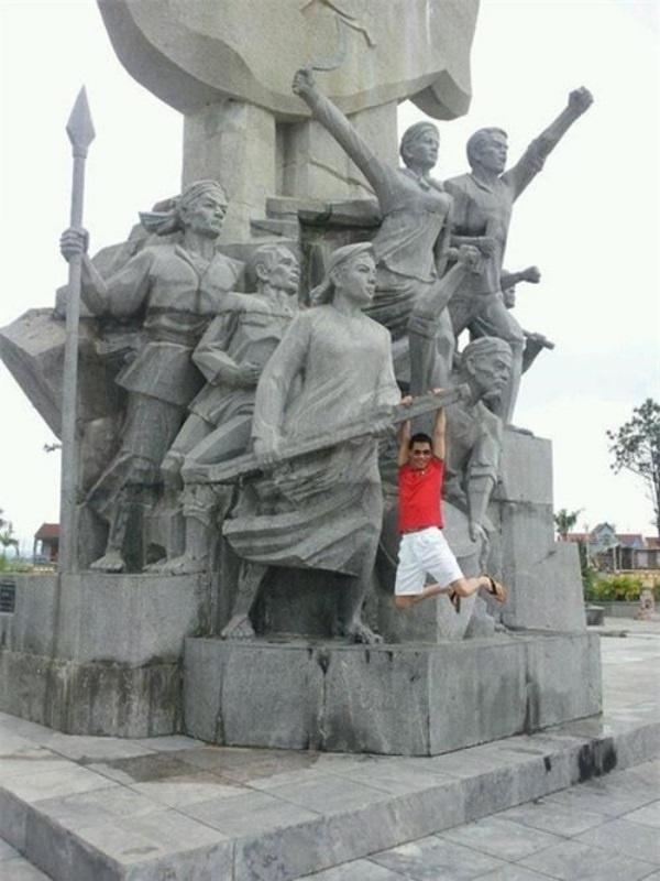 Những lần tạo dáng phản cảm khiến sao Việt bị chỉ trích-6