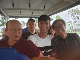 Phan Văn Đức khoe được 'bố' Park đến thăm, đồng đội thi nhau ghen tị Phan Văn Đức khoe được 'bố' Park đến thăm, đồng đội thi nhau ghen tị
