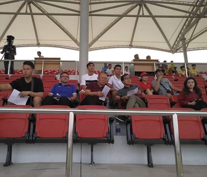 Phan Văn Đức khoe được bố Park đến thăm, đồng đội thi nhau ghen tị-2