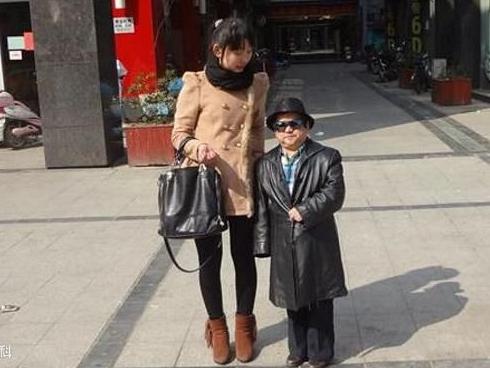 Diễn viên lùn nhất Trung Quốc: Chỉ cao 1m2 nhưng đào hoa, lấy tới 4 vợ trẻ đẹp