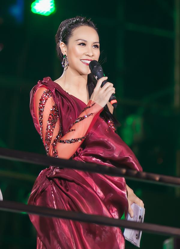 Hồ Ngọc Hà mặc quần đan dây phản cảm - HHen Niê diêm dúa lọt top SAO MẶC XẤU-10