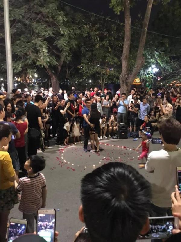 Tỏ tình thành công ở phố đi bộ, chàng trai trẻ bị ném đá vì làm lộ phần nhạy cảm của bạn gái-2