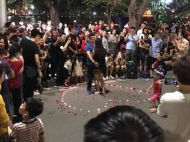 Tỏ tình thành công ở phố đi bộ, chàng trai trẻ bị 'ném đá' vì làm lộ phần nhạy cảm của bạn gái Tỏ tình thành công ở phố đi bộ, chàng trai trẻ bị 'ném đá' vì làm lộ phần nhạy cảm của bạn gái